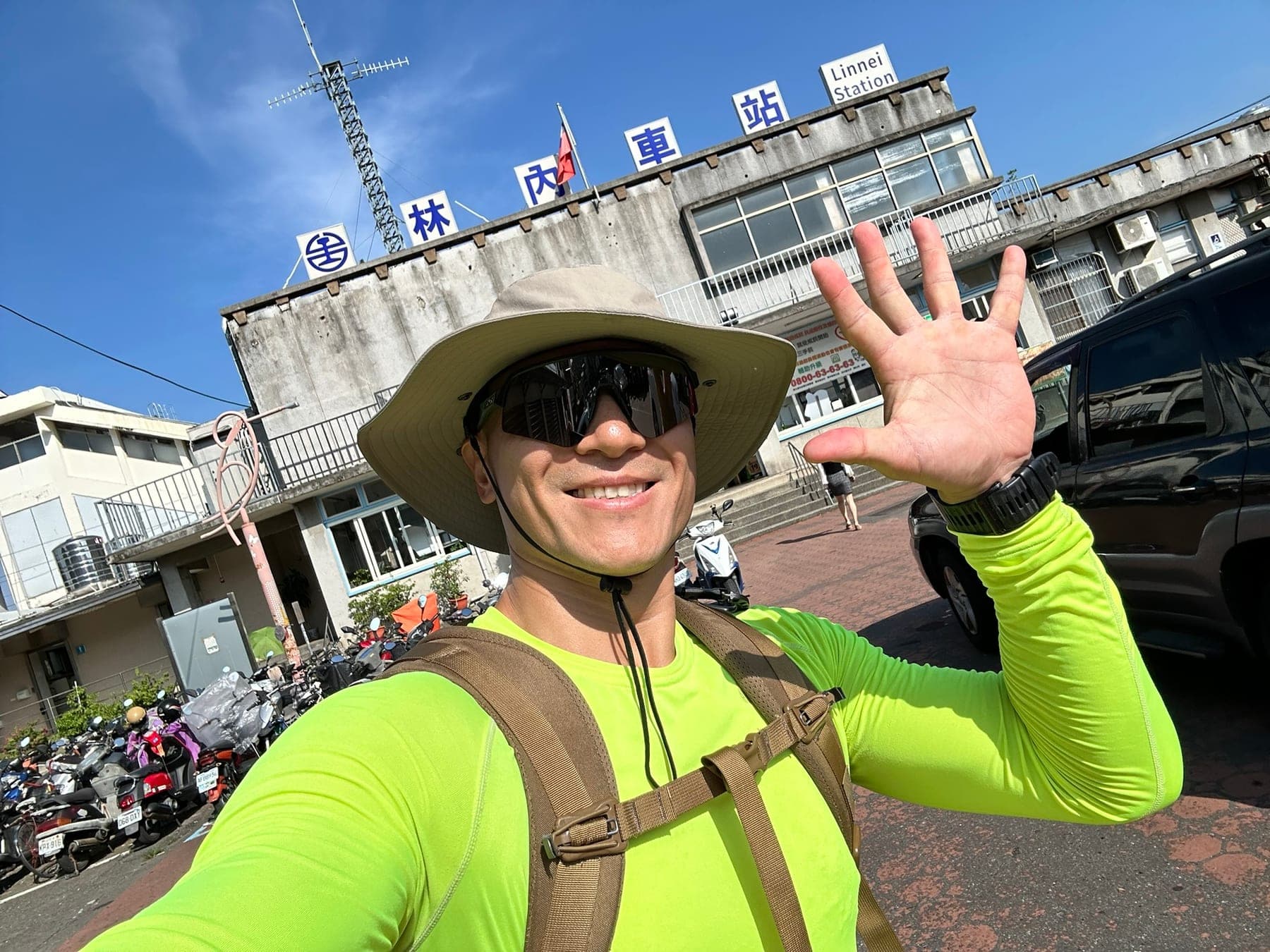 站主在林內車站前的走訪紀錄照，張開整隻手掌代表第 5 站