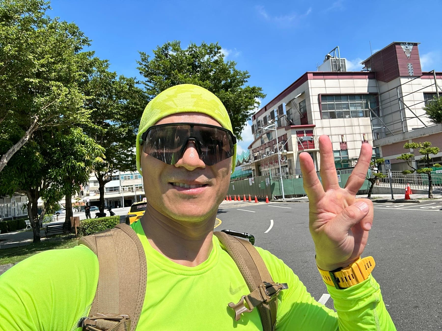 站主在田中車站前的走訪紀錄照，手比三代表第 3 站，站前有施工圍籬