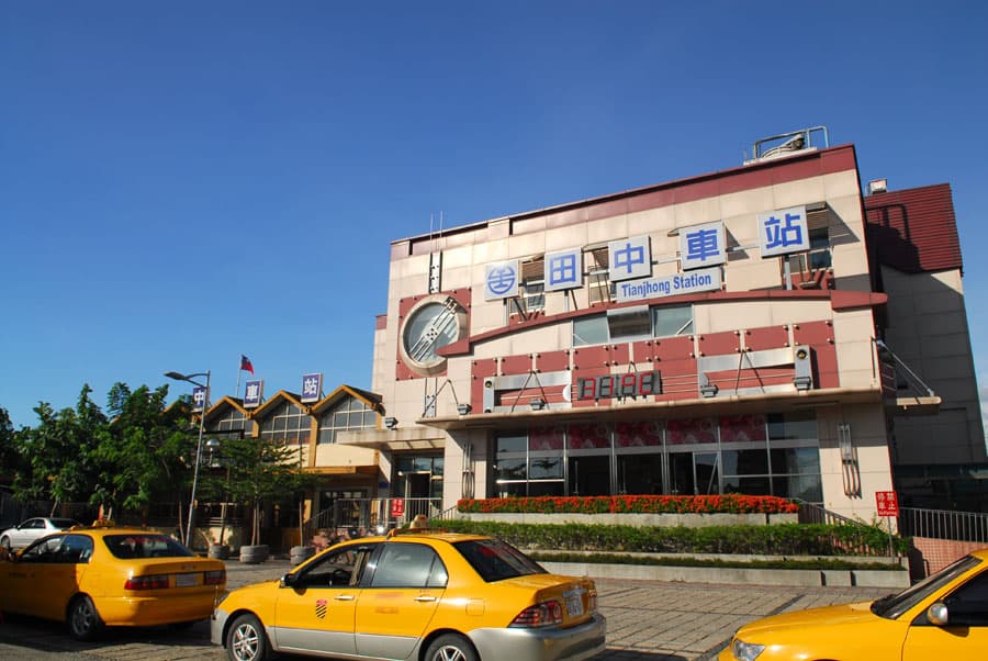 田中站站體與站前計程車（2007 年）
