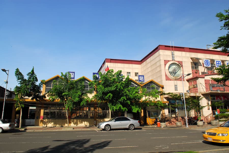 新舊田中站並存（2007 年）— 跨站式新站房 2003 落成，舊站房一度保留並列